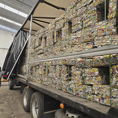 Caminhão com fardos